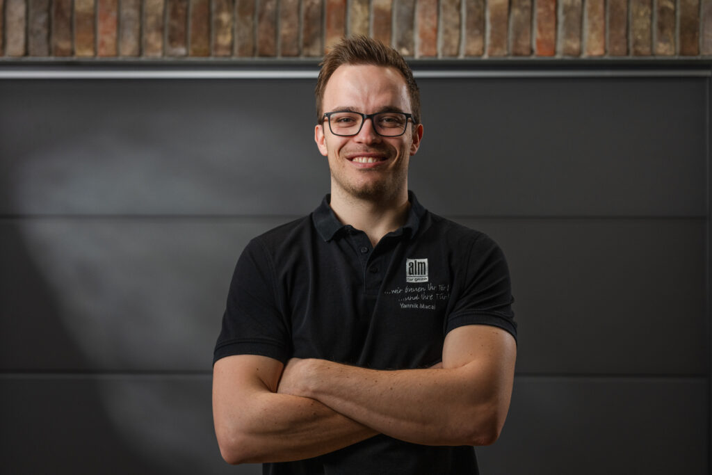Yannik Macal, Prokurist, Master of Engineering, ö. b. u. v. Sachverständiger von alm-Tor