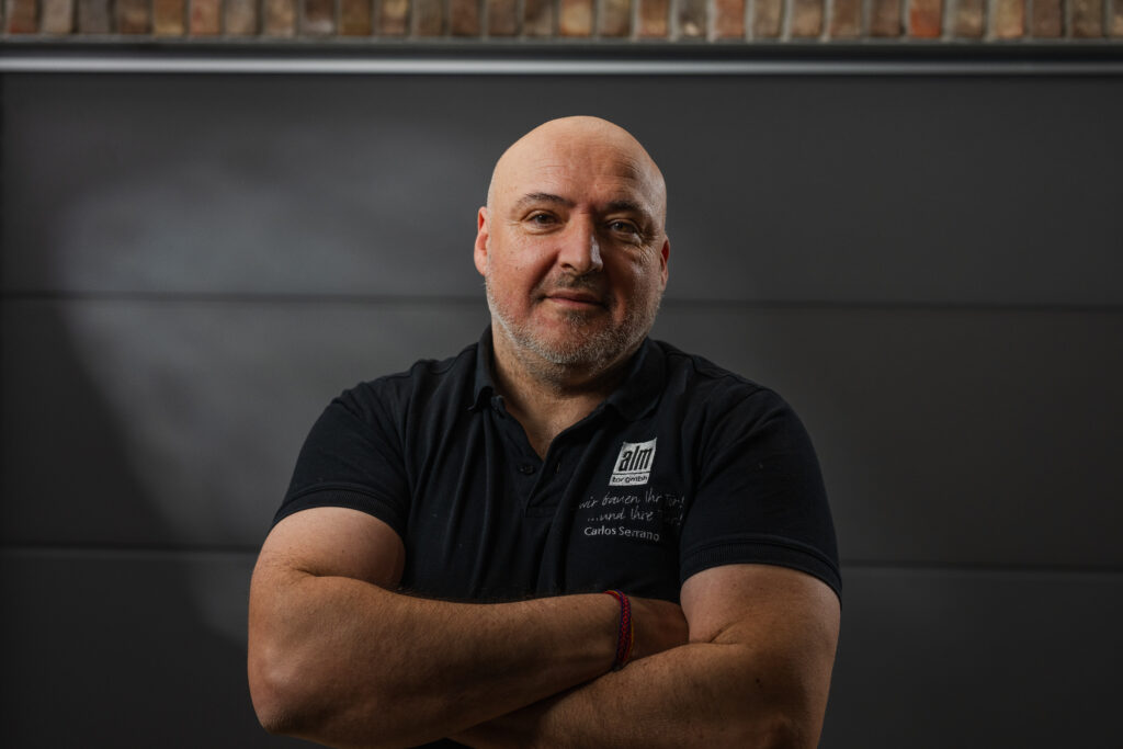 Carlos Serrano ist für die Firma alm-Tor im Außendienst und Verkauf tätig.