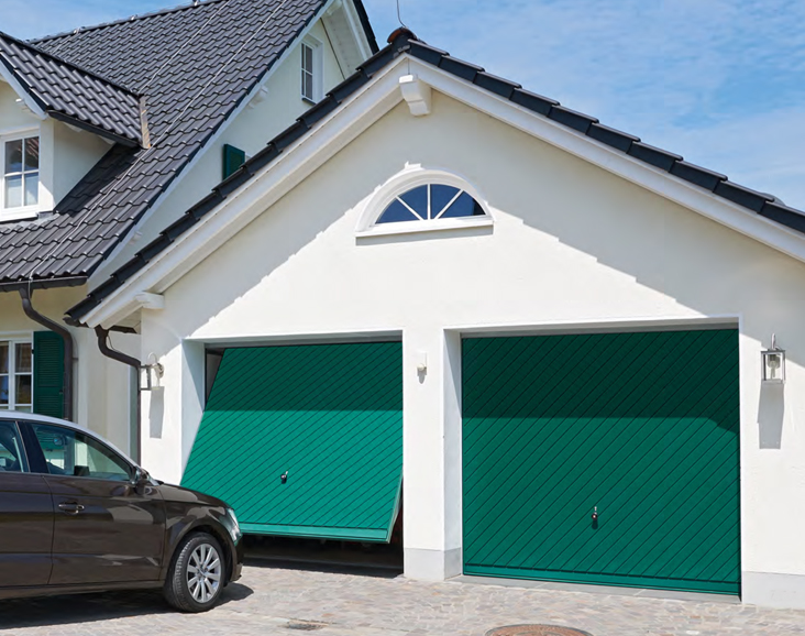 Große Garage mit zwei grünen Sektionaltoren von Almtor
