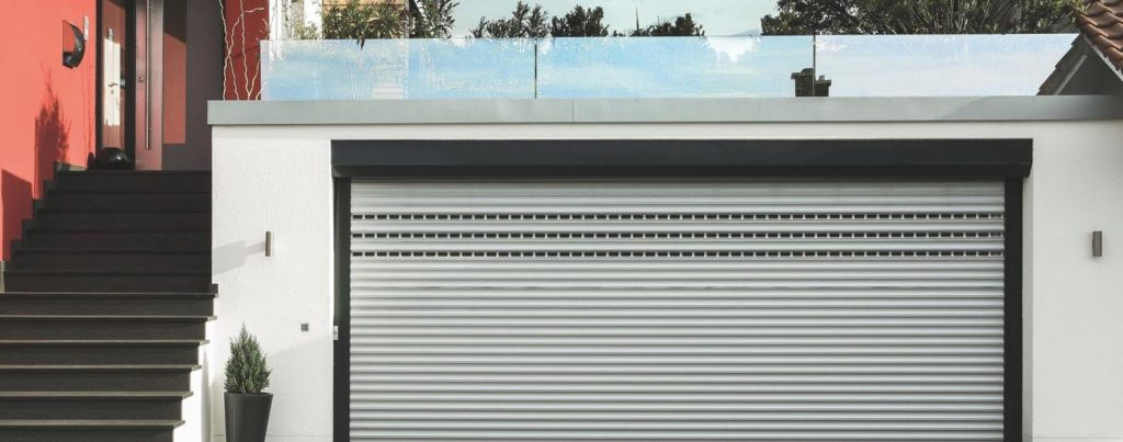 Elegantes graues Rolltor an einem modernen Privathaus