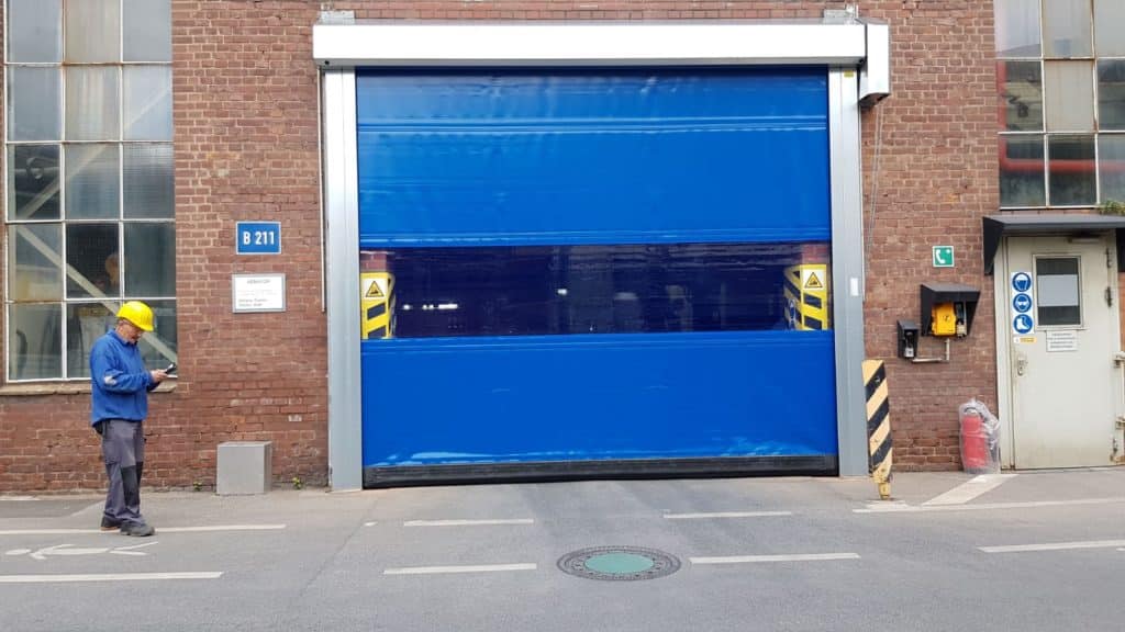 Blaues Industrietor für Gewerbe und Industrie mit hoher Widerstandsfähigkeit
