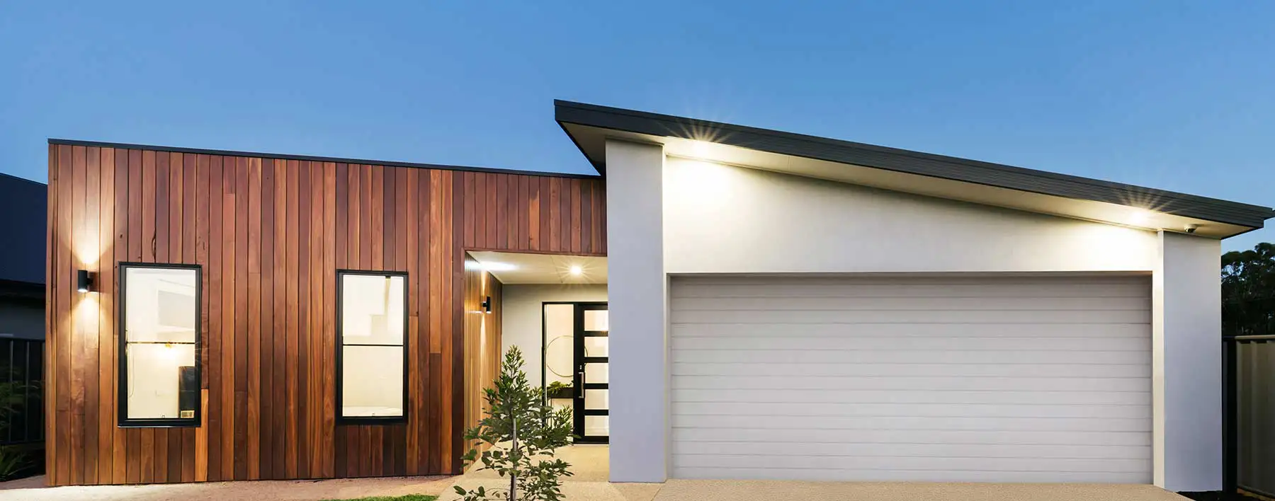 Modernes Haus mit großer Garage und Sektionaltor von Almtor