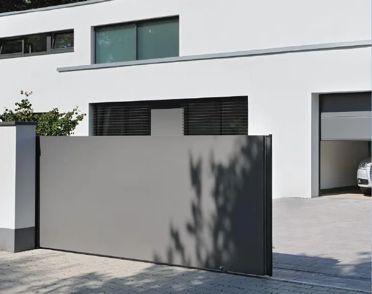 Modernes Hoftor in minimalistischem Design von Almtor, erlebbar in Moers