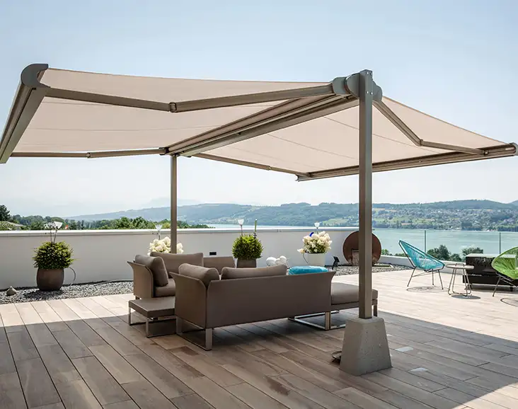 Markise spendet Schatten über einem Outdoor-Couchbereich