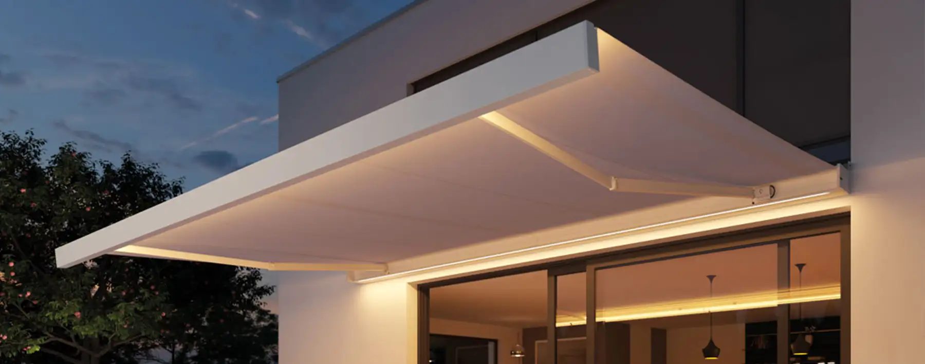 Modernes Haus mit Markise in abendlicher Atmosphäre