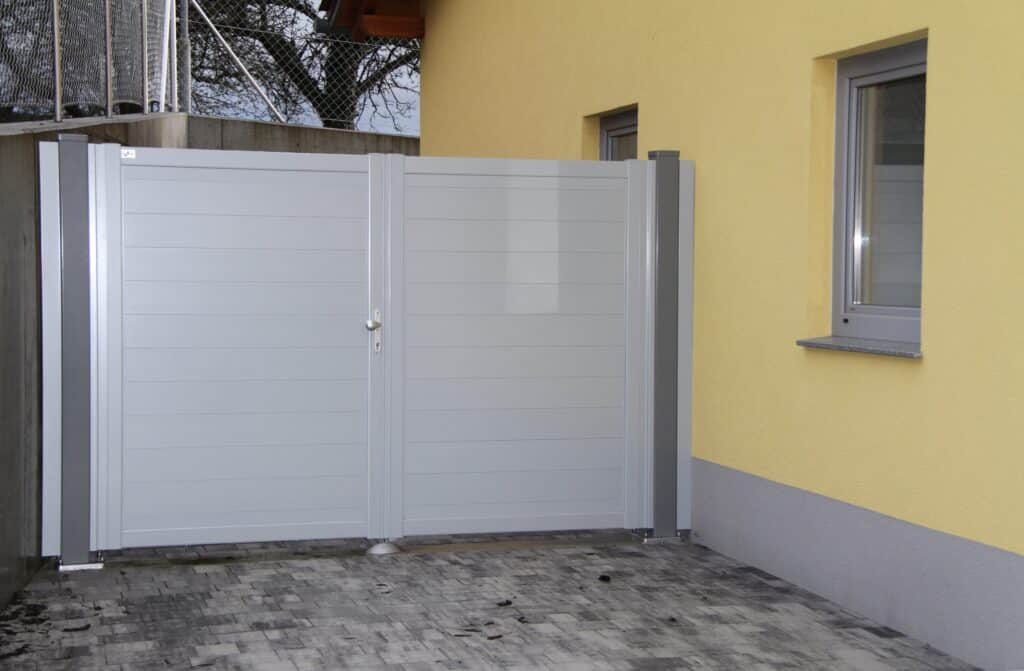 Graues Hoftor für private Häuser mit modernem und zeitlosem Design