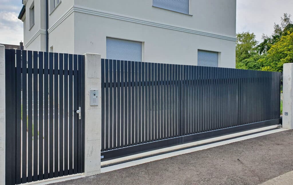 Modernes schwarzes Hoftor für private Häuser mit stilvollem Design