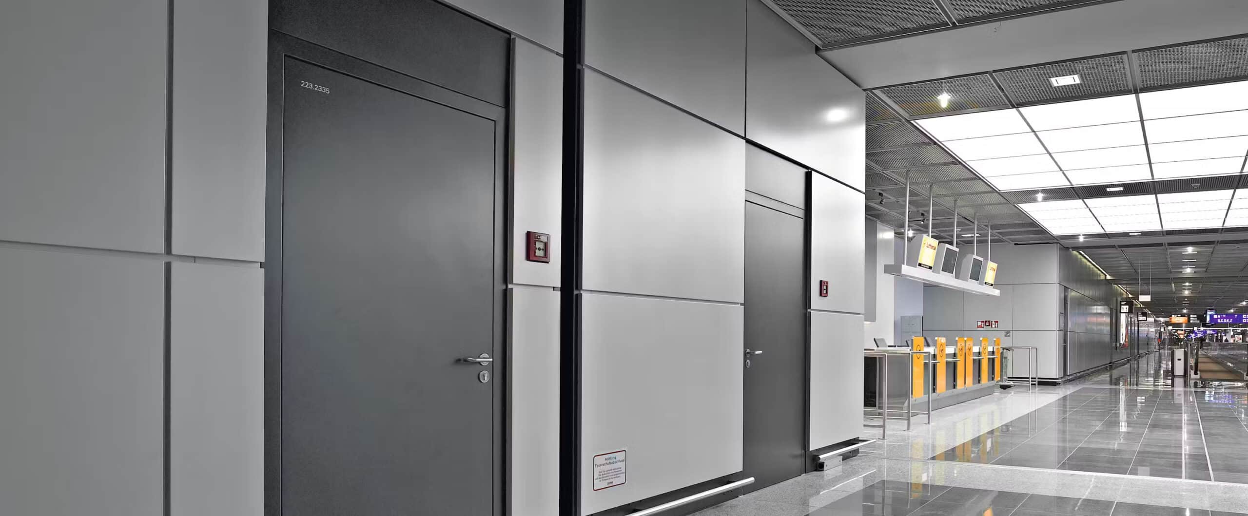 Graue stabile Türen von Almtor im Einsatz in einem Flughafenbereich