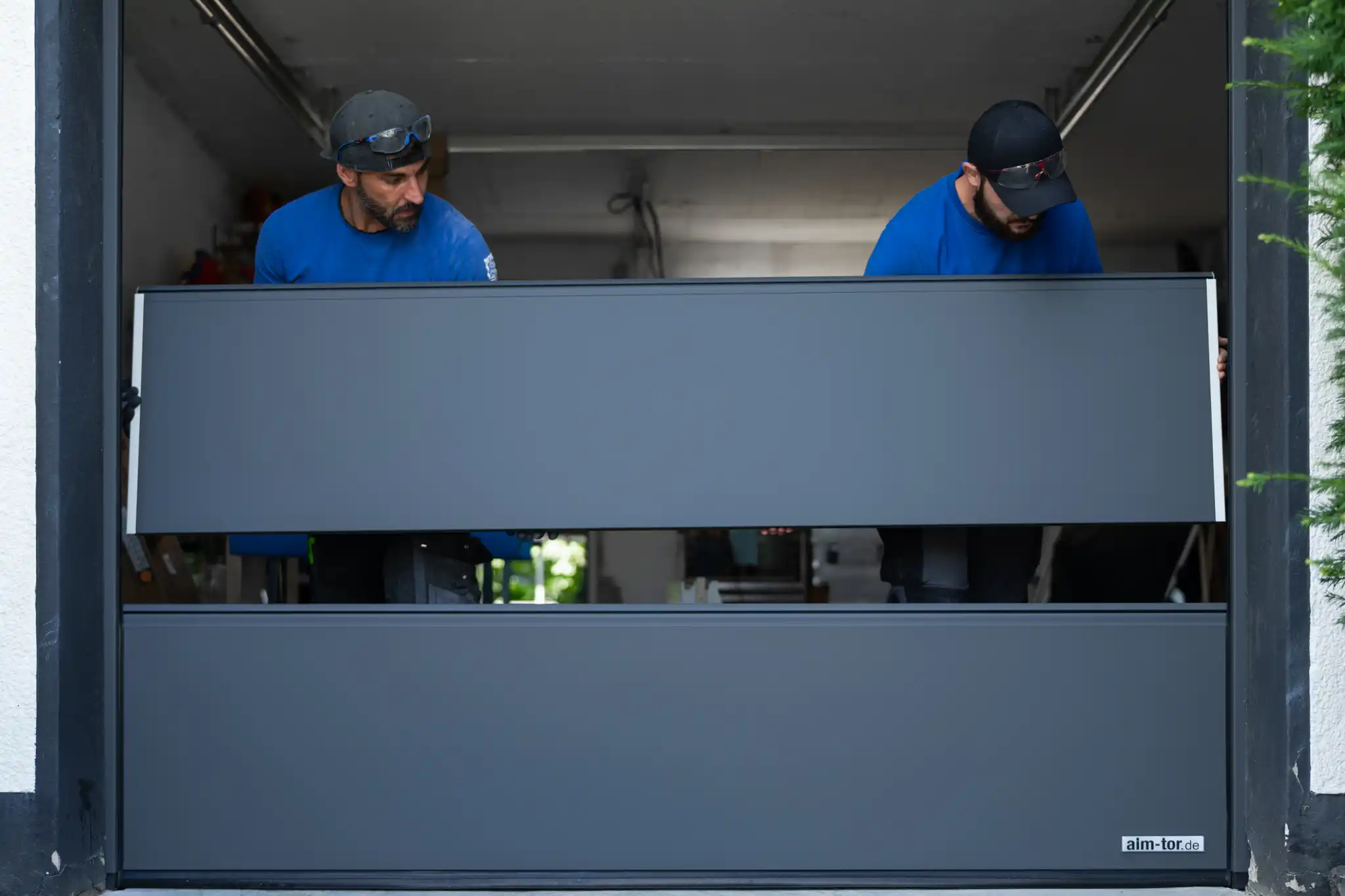 Monteure installieren ein Garagentor – fachgerechte Montage durch erfahrene Techniker