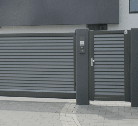 Dunkelgraues elektrisches Schiebetor mit integriertem Zugangskontroll-Tastenfeld