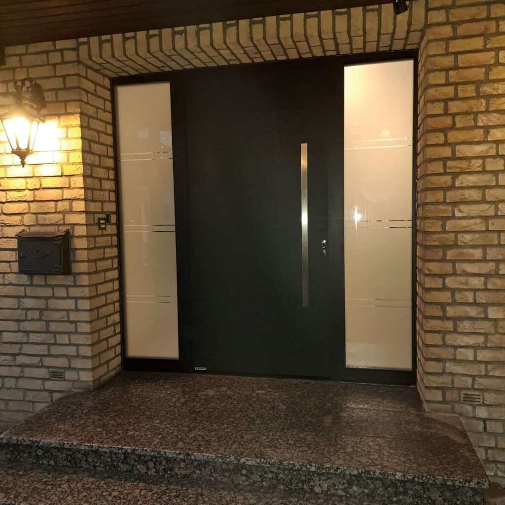 Moderne schwarze Haustür mit Milchglaseinsatz für private Häuser