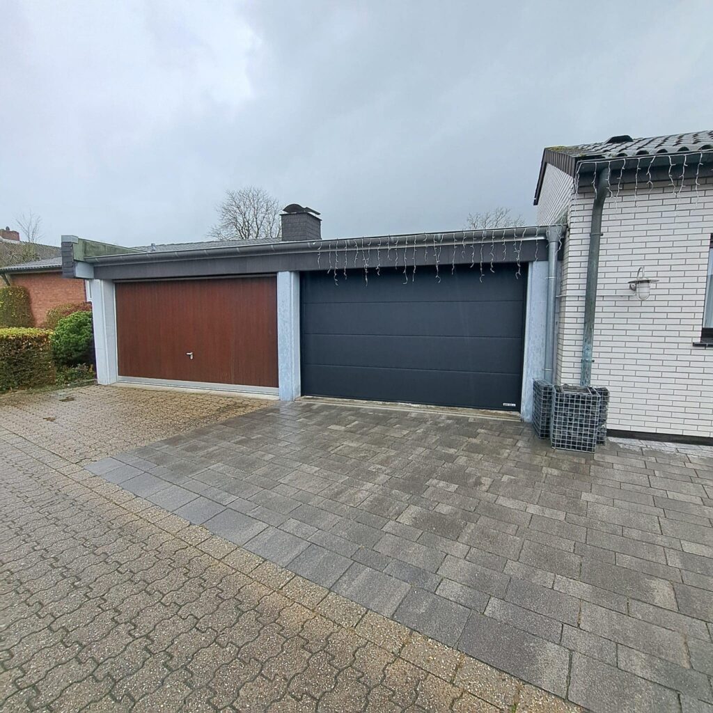 Schwarzes Garagentor für moderne Häuser mit stilvoller Optik