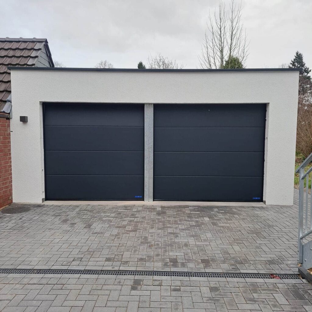 Schwarzes Doppelgaragentor für private Häuser mit moderner Optik