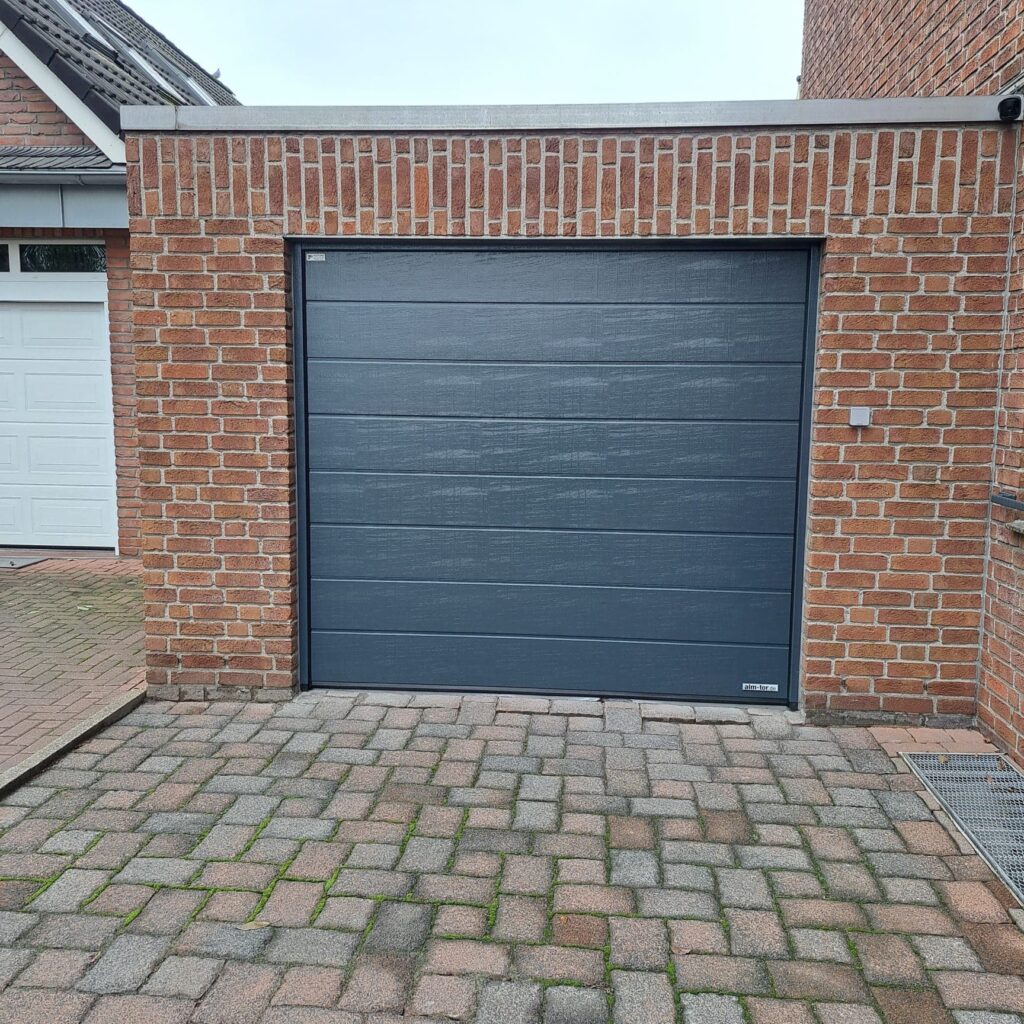 Schwarzes Garagentor für private Häuser mit moderner Optik