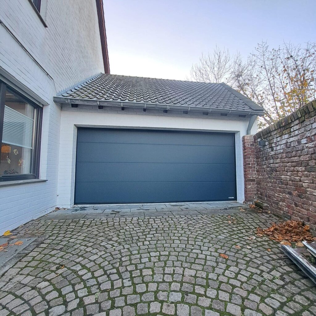 Schwarzes Doppelgaragentor für private Häuser mit moderner Ausstrahlung