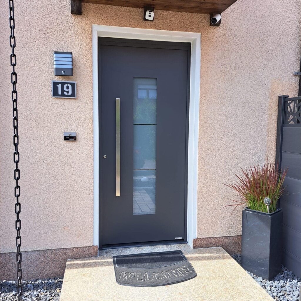 Schwarze Haustür mit Milchglaseinsatz für private Häuser