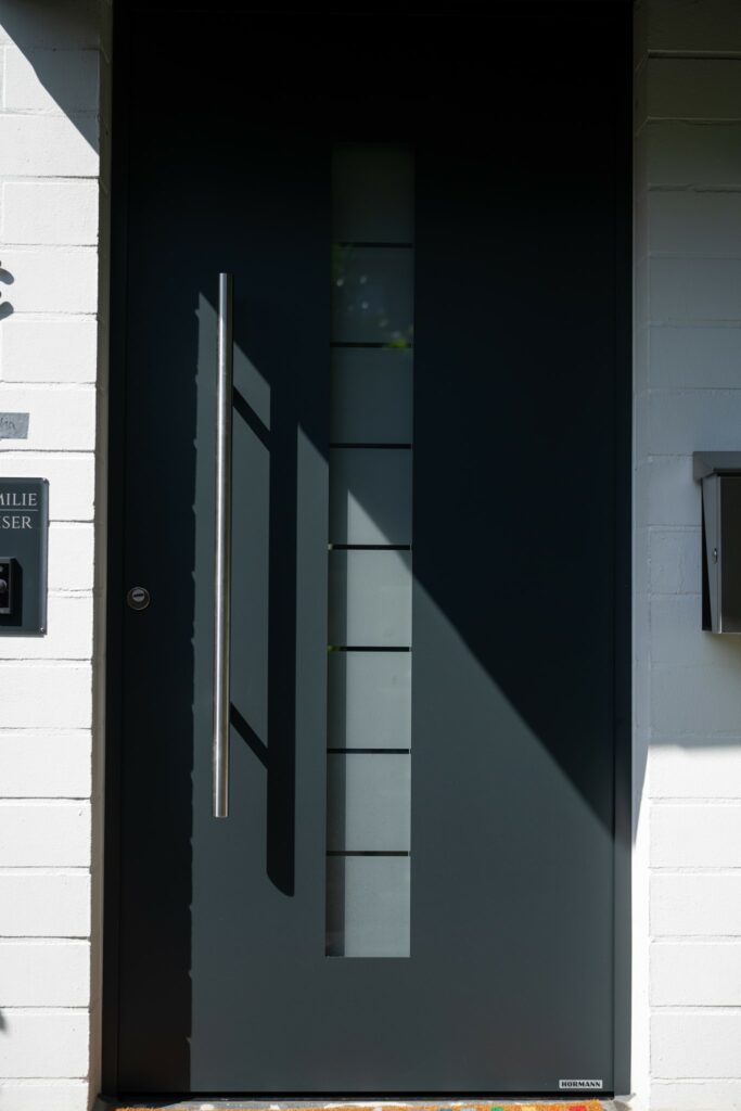 Schwarze Haustür mit Milchglaseinsatz für moderne Eingangsbereiche