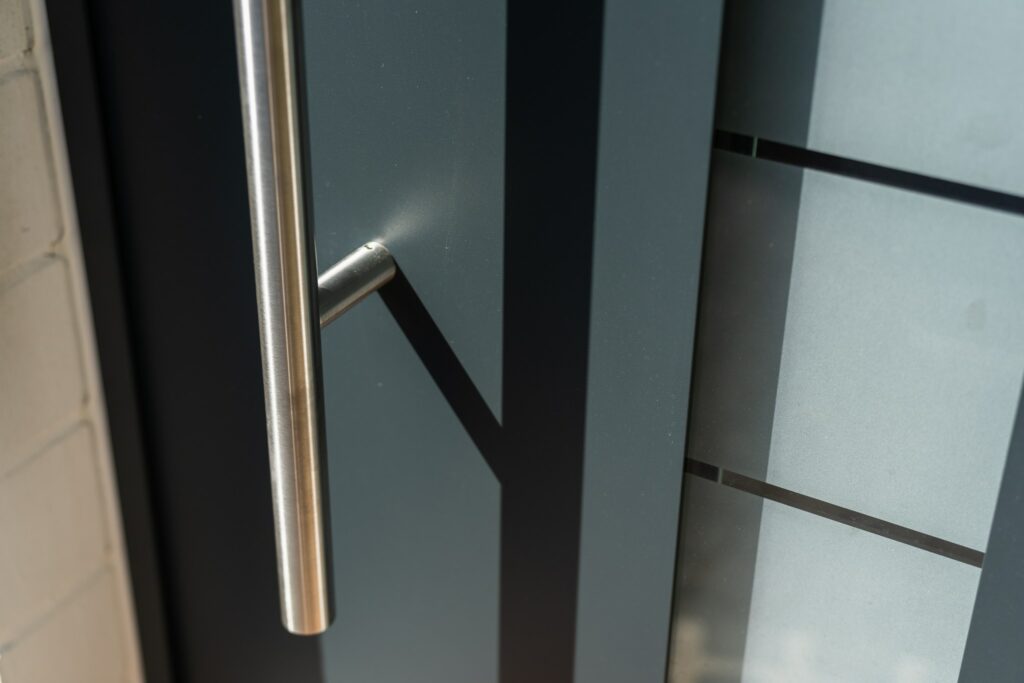 Moderne schwarze Haustür mit Milchglaseinsatz für stilvolle Eingänge