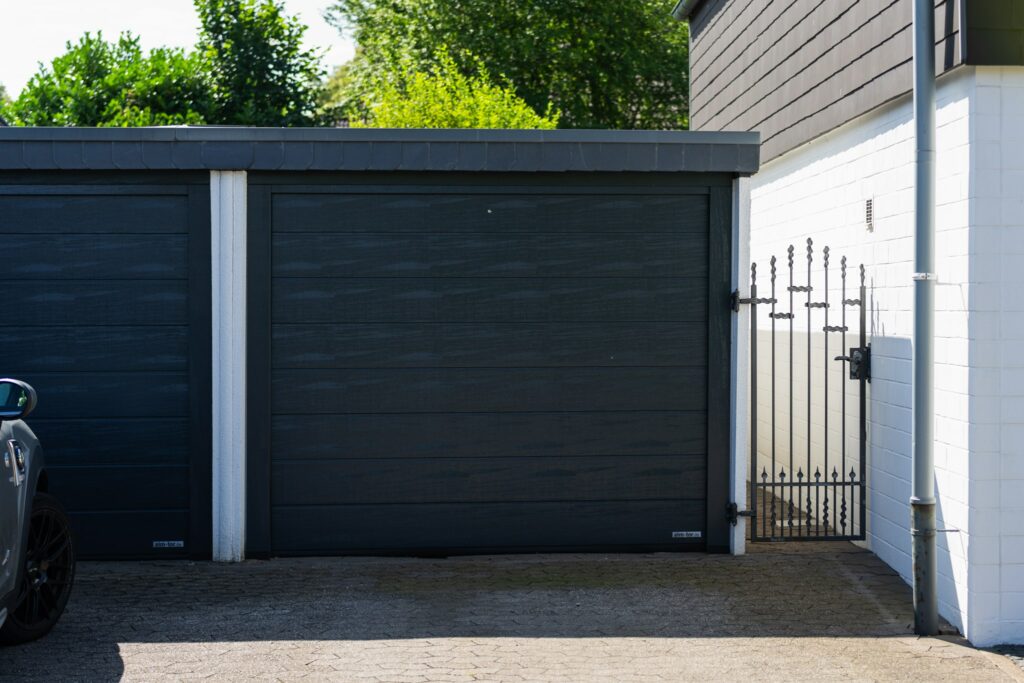 Schwarzes Doppelgaragentor für private Häuser mit moderner Optik