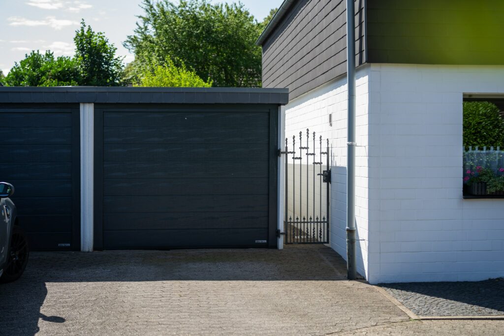 Doppelgaragentor schwarz für moderne Garagen mit klarer Optik