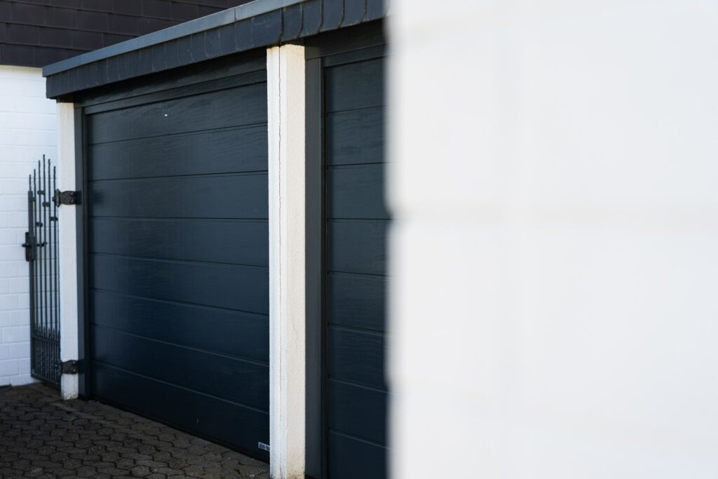Schwarzes Garagentor für moderne Architektur mit klarer Optik