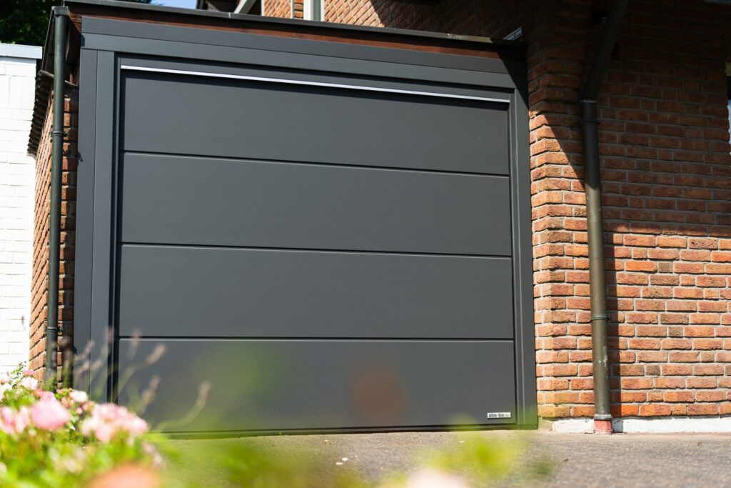 Schwarzes Garagentor mit modernem Design für stilvolle Garagen