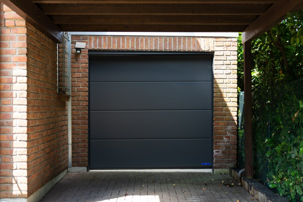 Schwarzes Garagentor für private Häuser mit modernem Design