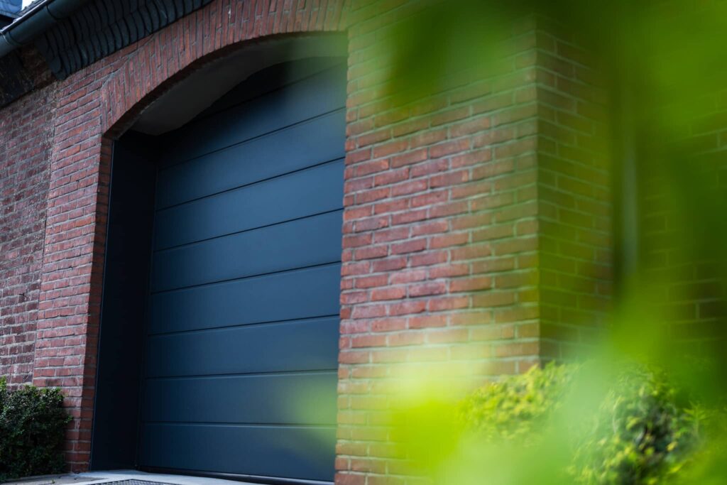 Schwarzes Garagentor für private Häuser mit moderner Eleganz