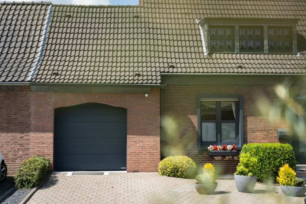 Schwarzes Garagentor mit modernem Design für stilvolle Häuser