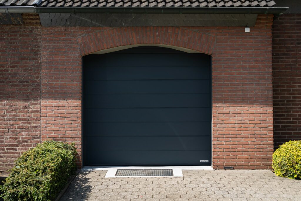 Schwarzes Garagentor für moderne Häuser mit klarer Optik