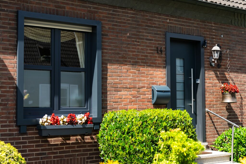 Moderne schwarze Haustür mit Milchglaseinsatz für stilvolle Eingänge