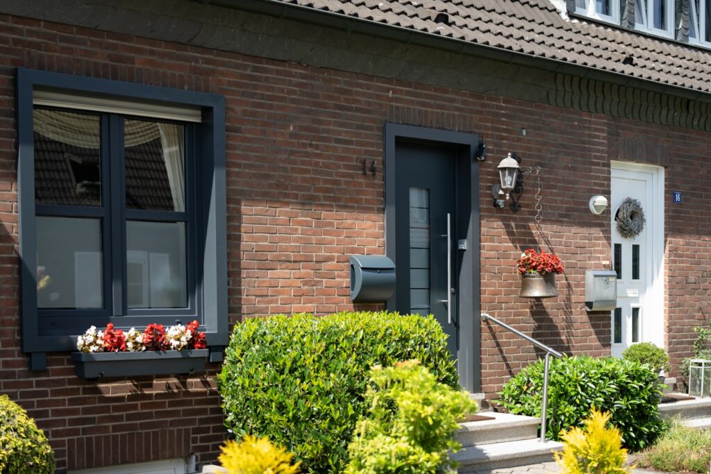 Schwarze Haustür mit Milchglaseinsatz für moderne Eingangsbereiche