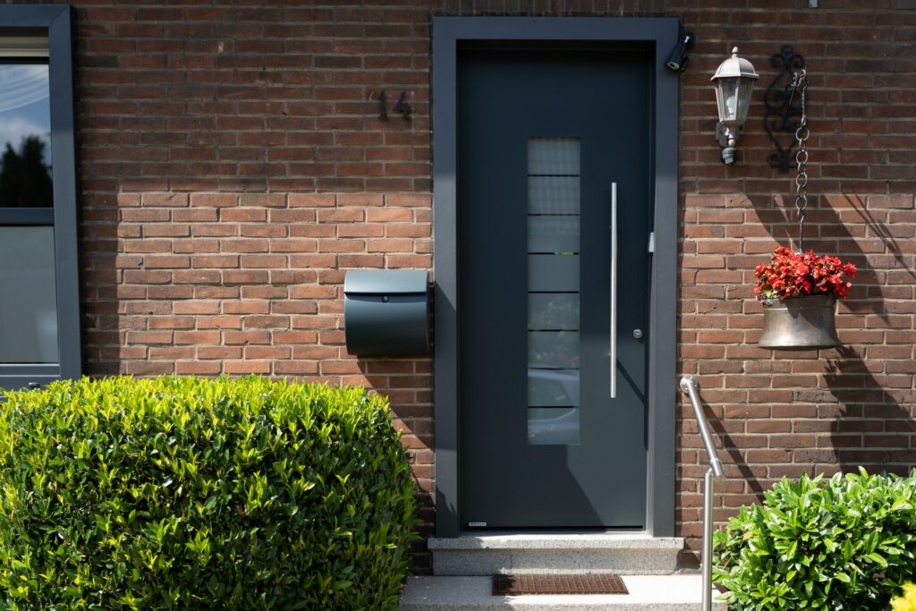 Schwarze Haustür mit Milchglaseinsatz für moderne Eingänge