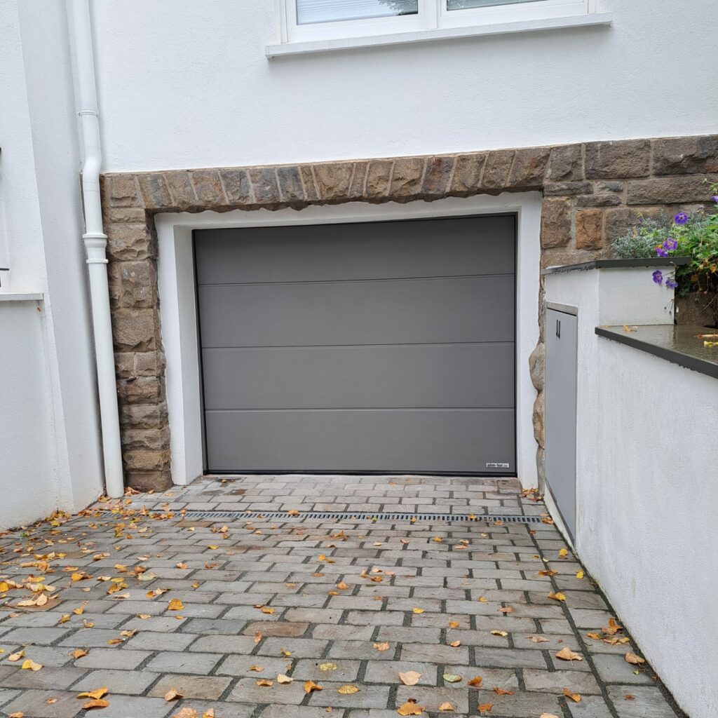 Graues modernes Garagentor für private Häuser mit stilvoller Optik
