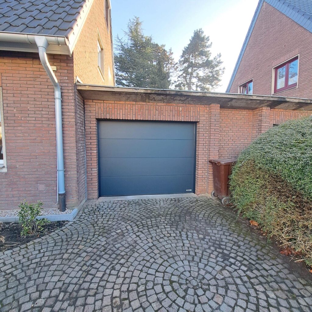 Schwarzes Garagentor für private Häuser mit moderner Ausstrahlung