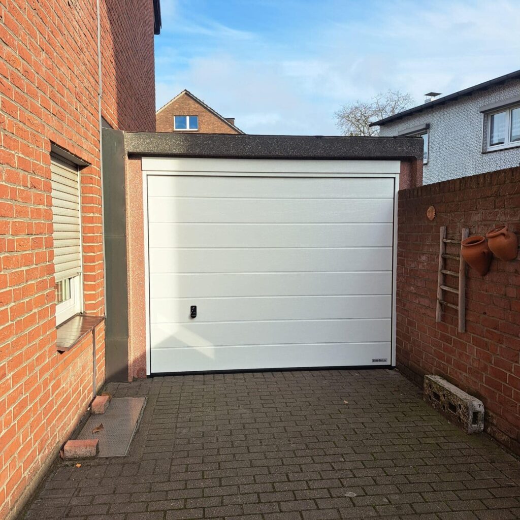 Weißes Garagentor für private Häuser mit zeitloser Optik