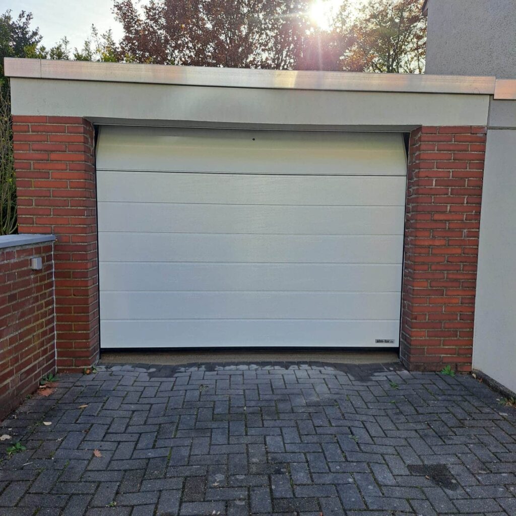 Weißes Garagentor für private Häuser mit klassisch modernem Design