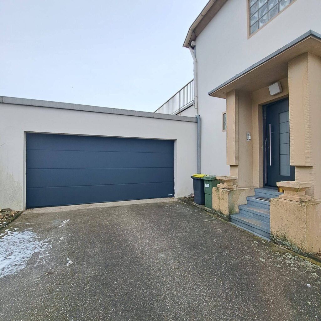 Modernes schwarzes Garagentor für private Häuser mit zeitlosem Design