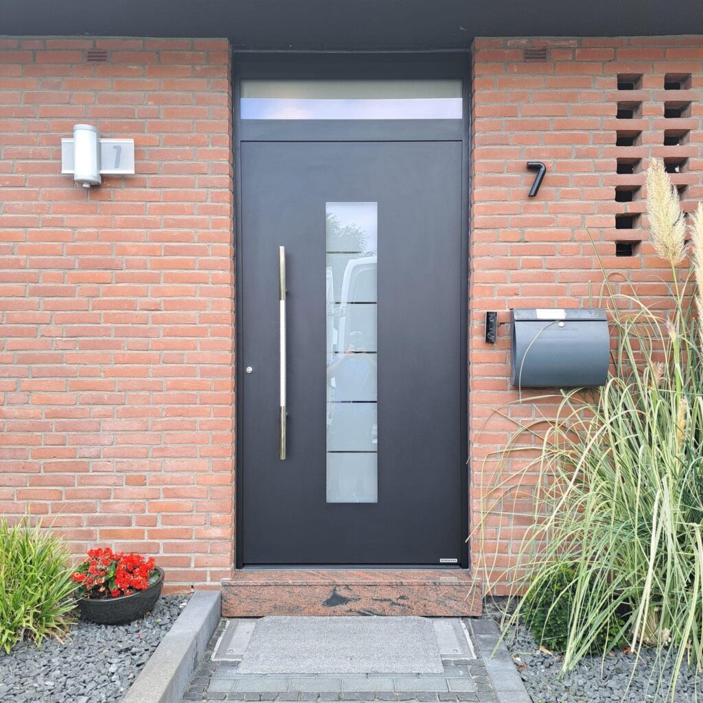 Schwarze Haustür mit Milchglas für moderne Eingangsbereiche