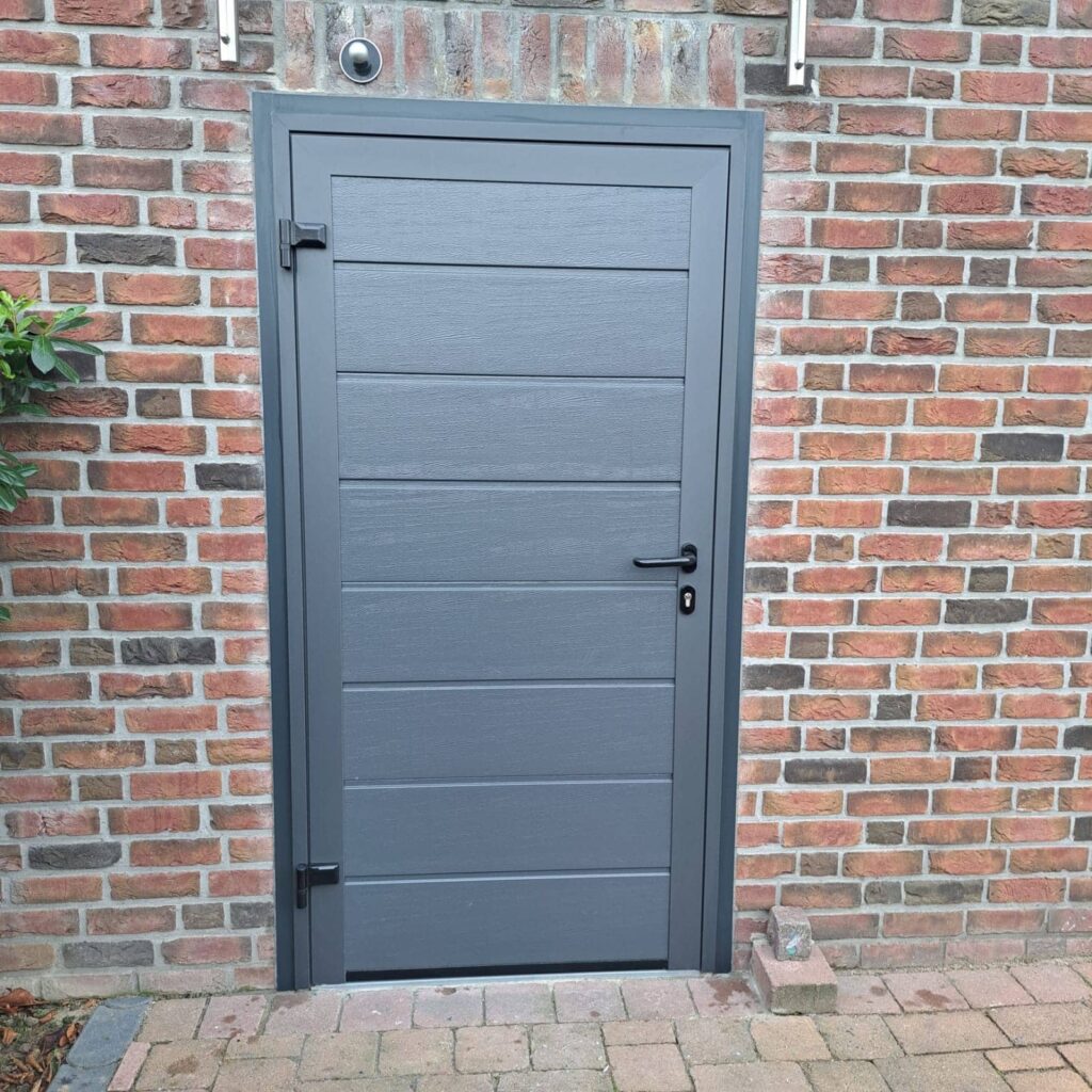 Schwarze Tür für moderne Häuser mit stilvoller Optik