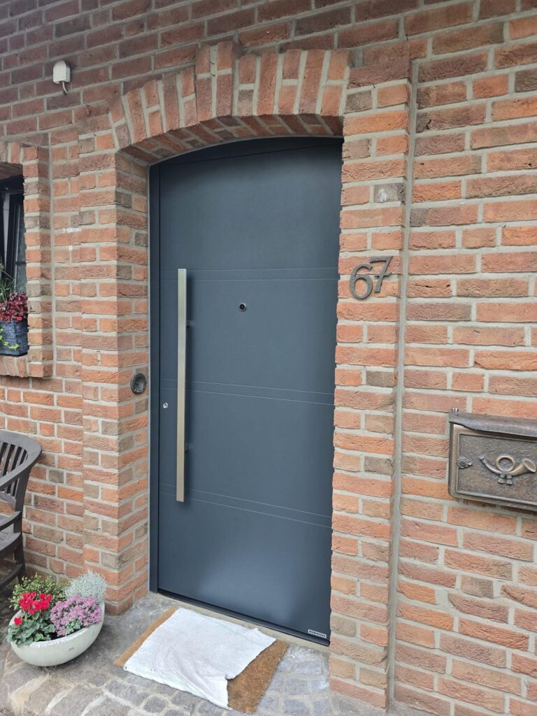 Schwarze Haustür für moderne Häuser mit stilvoller Ausstrahlung