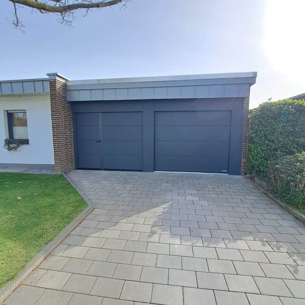 Schwarzes Doppelgaragentor für moderne Wohnhäuser mit klarer Optik