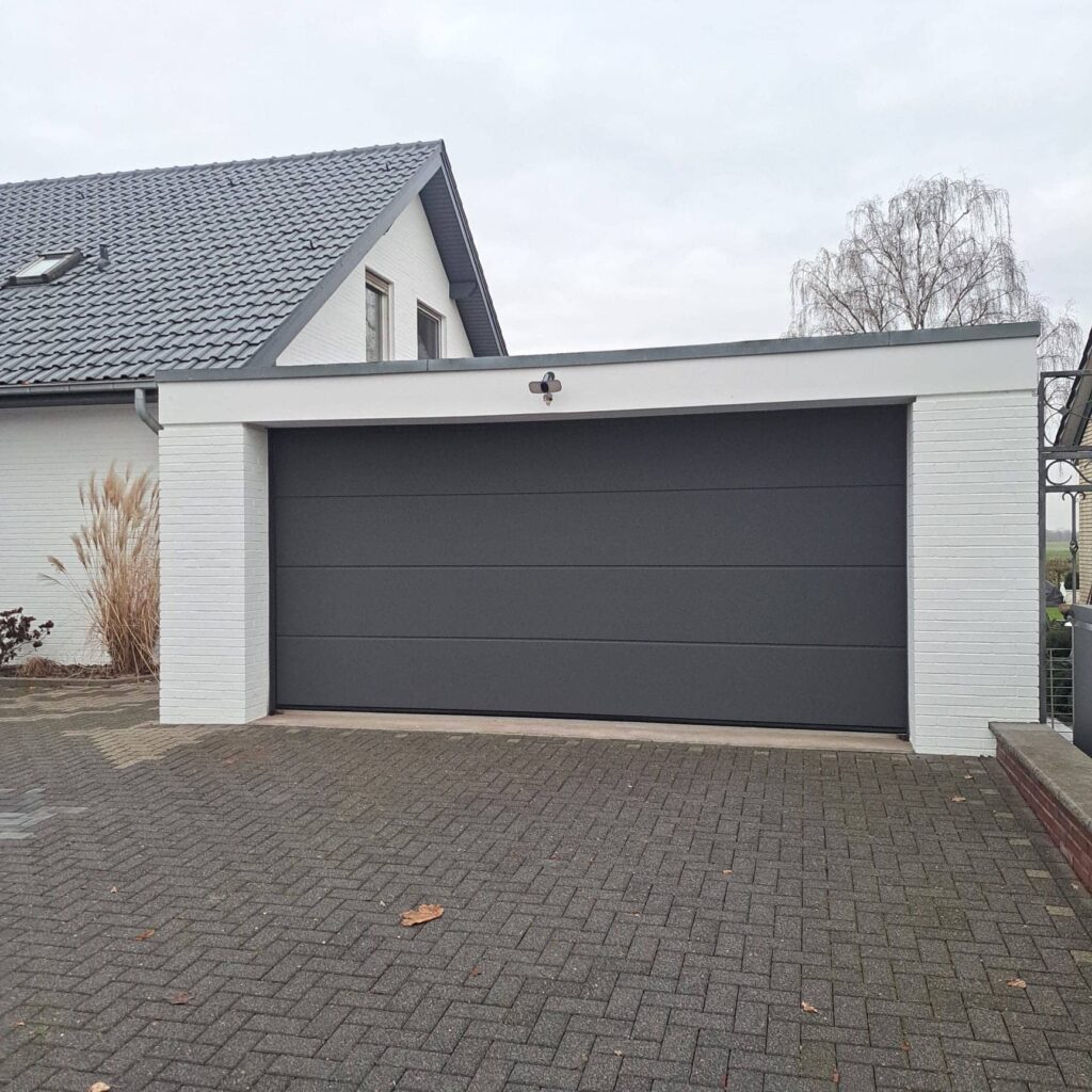 Schwarzes Doppelgaragentor für private Häuser mit modernem Look