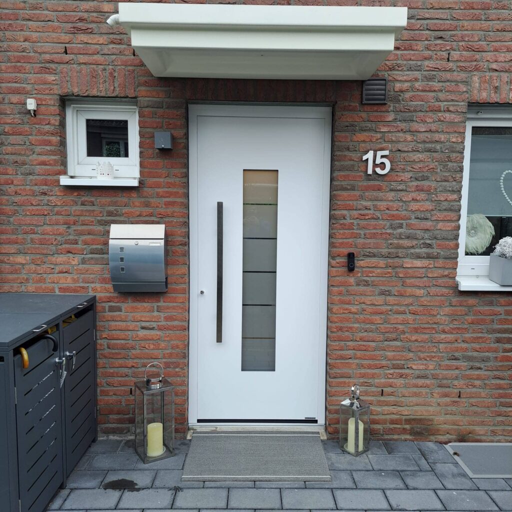 Weiße Eingangstür mit Milchglaseinsätzen für private Häuser im modernen Stil