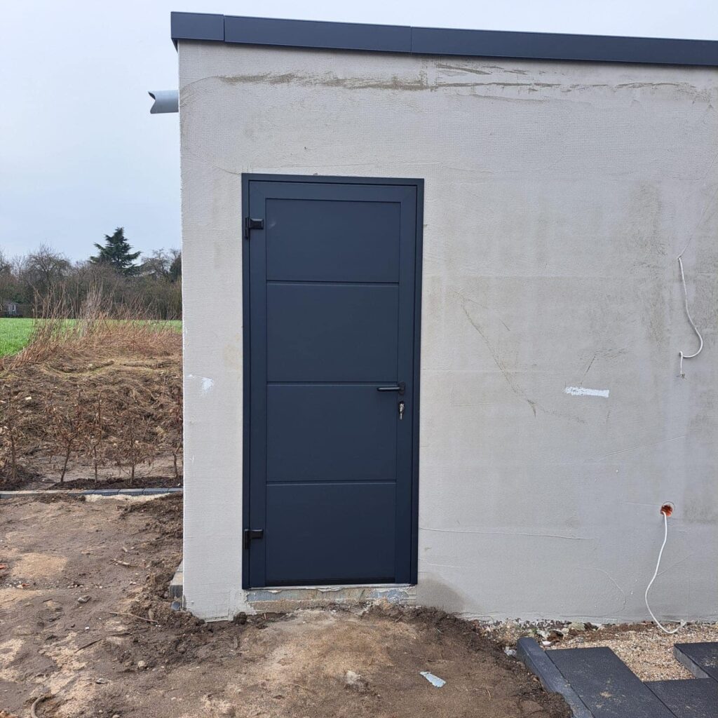 Schwarze Zugangstür für Garagen mit modernem und funktionalem Design