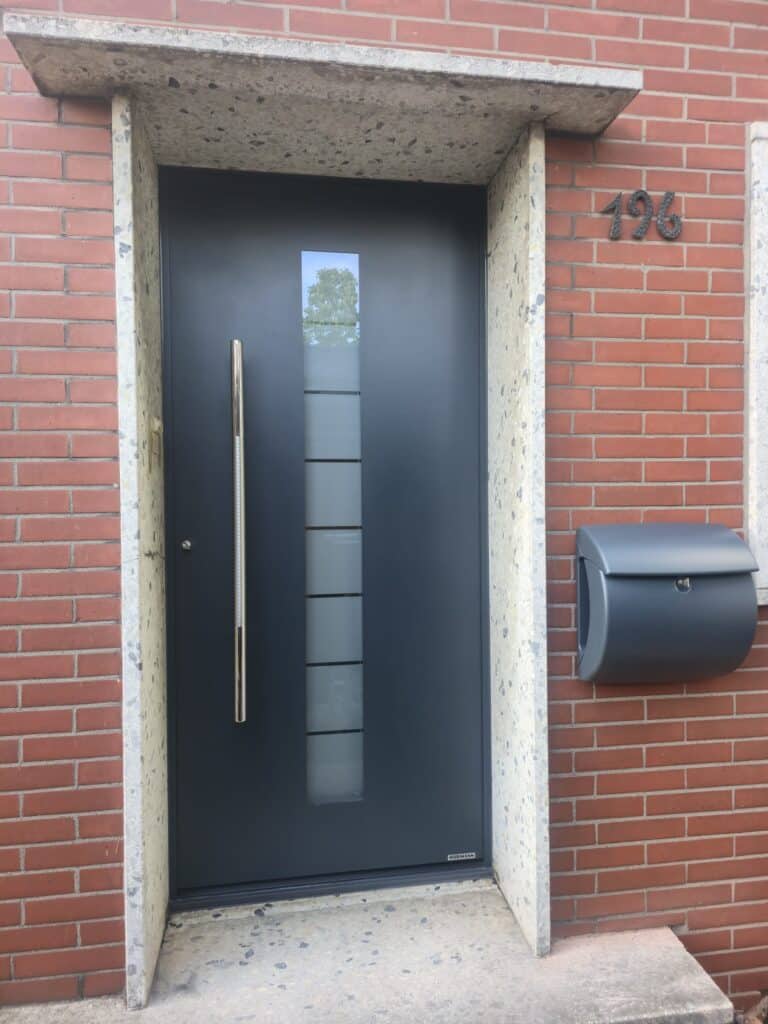 Schwarze Haustür mit Milchglas für moderne Wohnhäuser