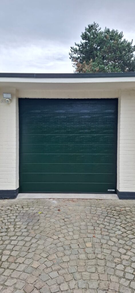 Schwarzes Garagentor für moderne Wohnhäuser